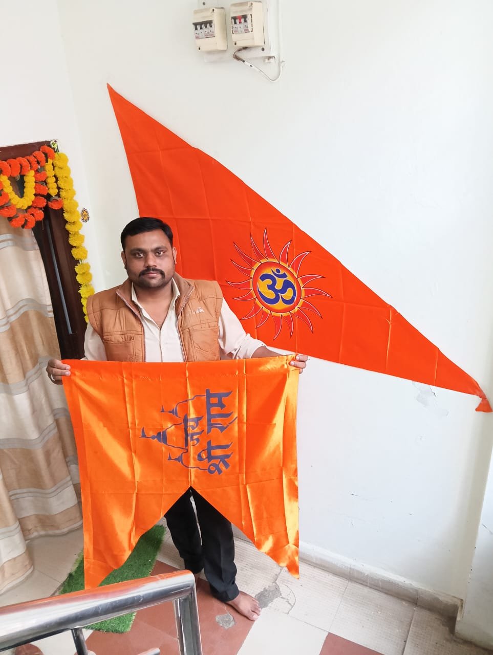 हमारे सम्मानीय भगवा धारी